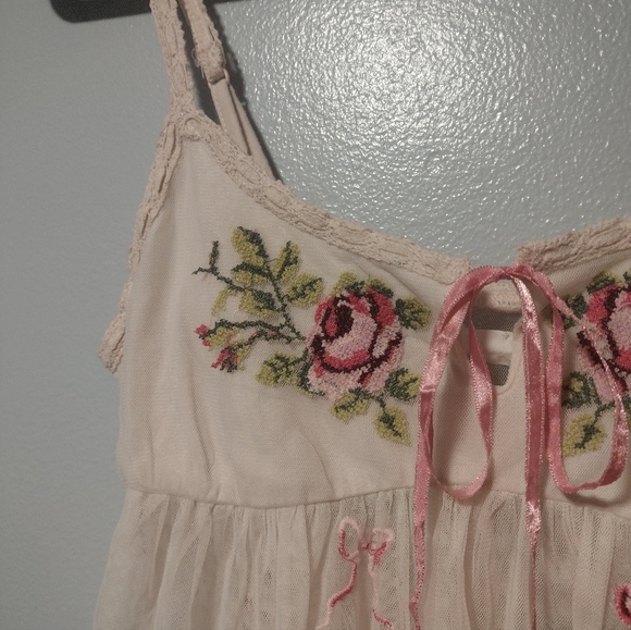 Kimchi Blue Urban Outfitters Camisole Embroidered Top - Picture 3 of 13